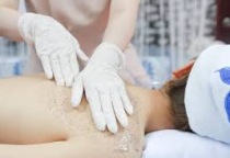 Có nên tắm trắng không? Trả lời của BS Da liễu