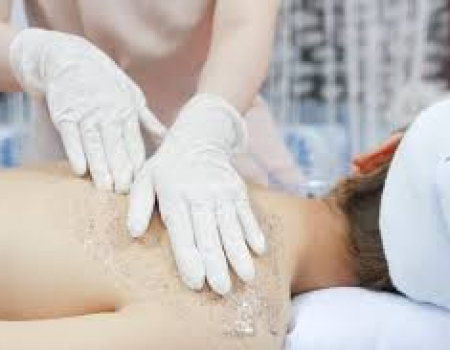Có nên tắm trắng không? Trả lời của BS Da liễu